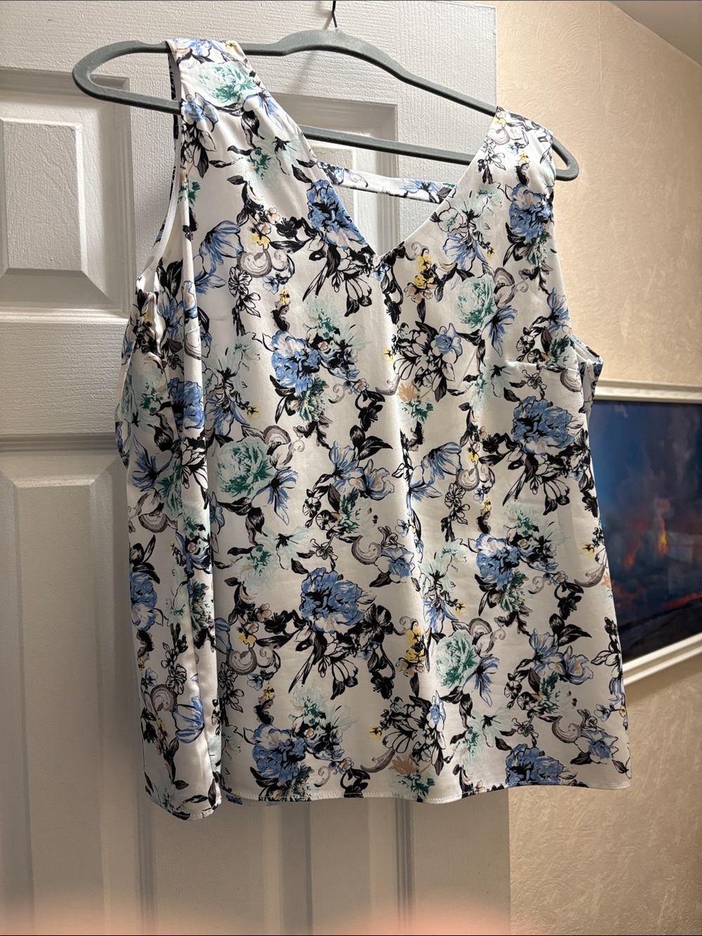 WHBM Sleeveless White and Bue Floral V-Neck Blouse, size medium